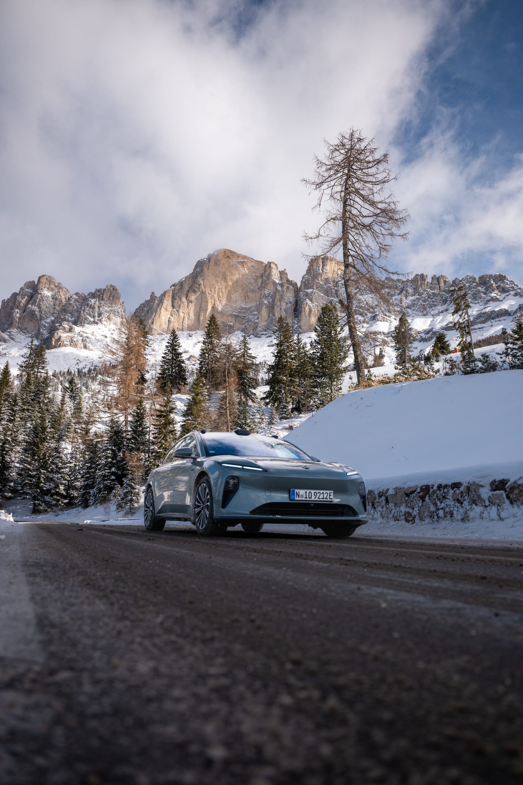 Nio ET5 performance test in winter mountain conditions.